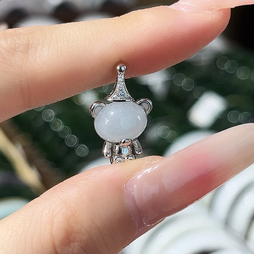 翡翠未镶嵌颈饰小熊