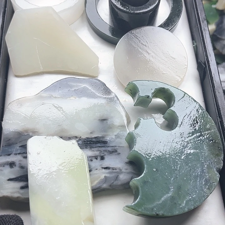 和田玉（糖玉）和田玉边角料9K金镶嵌芳****。