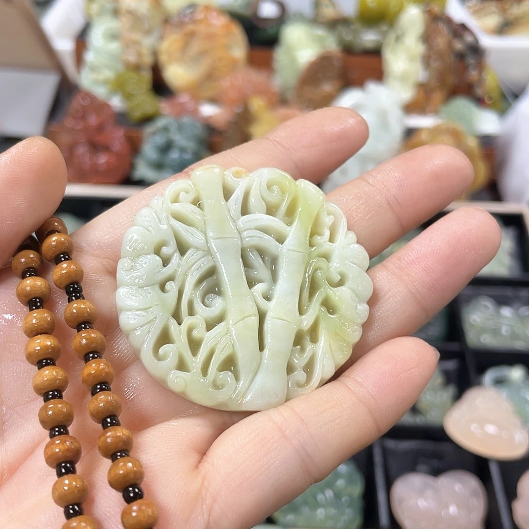 蛇纹石玉颈饰合金