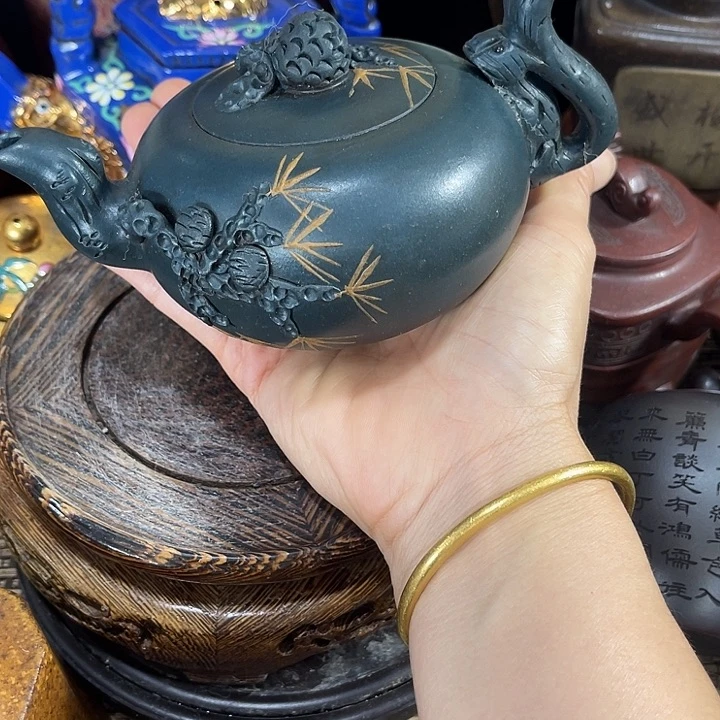 茶壶紫砂原矿泥料手工制作的一把紫砂壶。