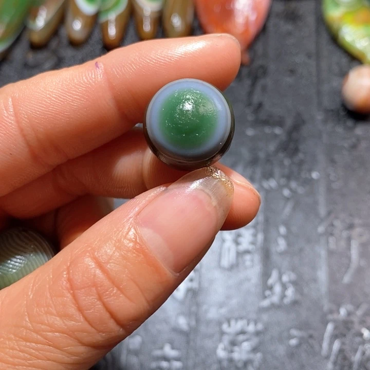 石英质玉颈饰未镶嵌小****?