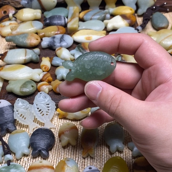 小***飘蛇纹石玉未镶嵌颈饰