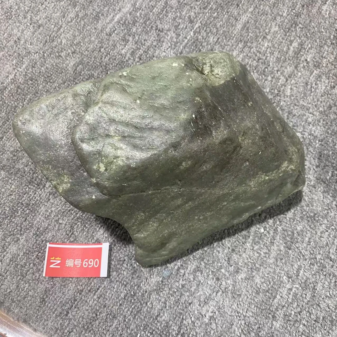 新疆玉料原石发一件编号690
