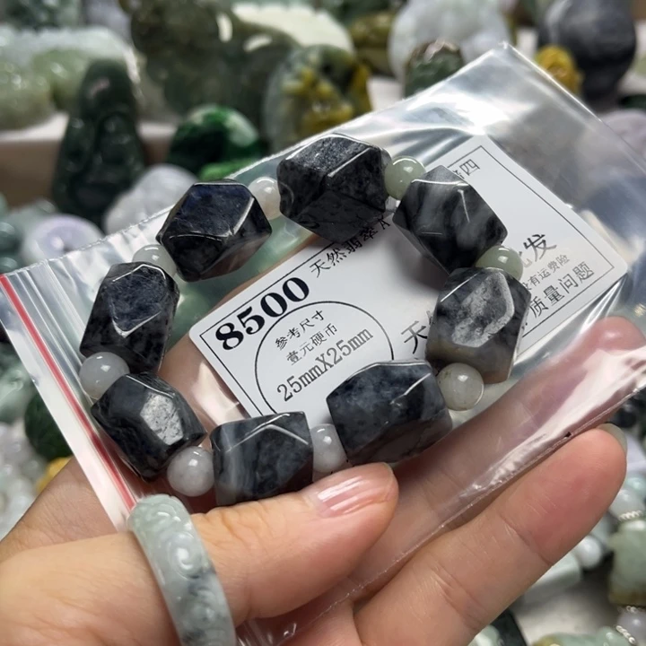 翡翠未镶嵌颈饰8500瑕疵