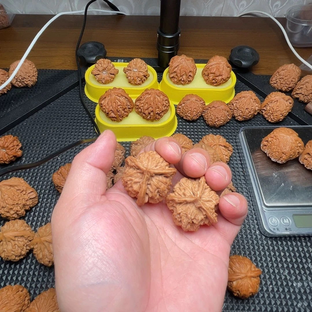 浅***末文玩核桃吊坠三棱