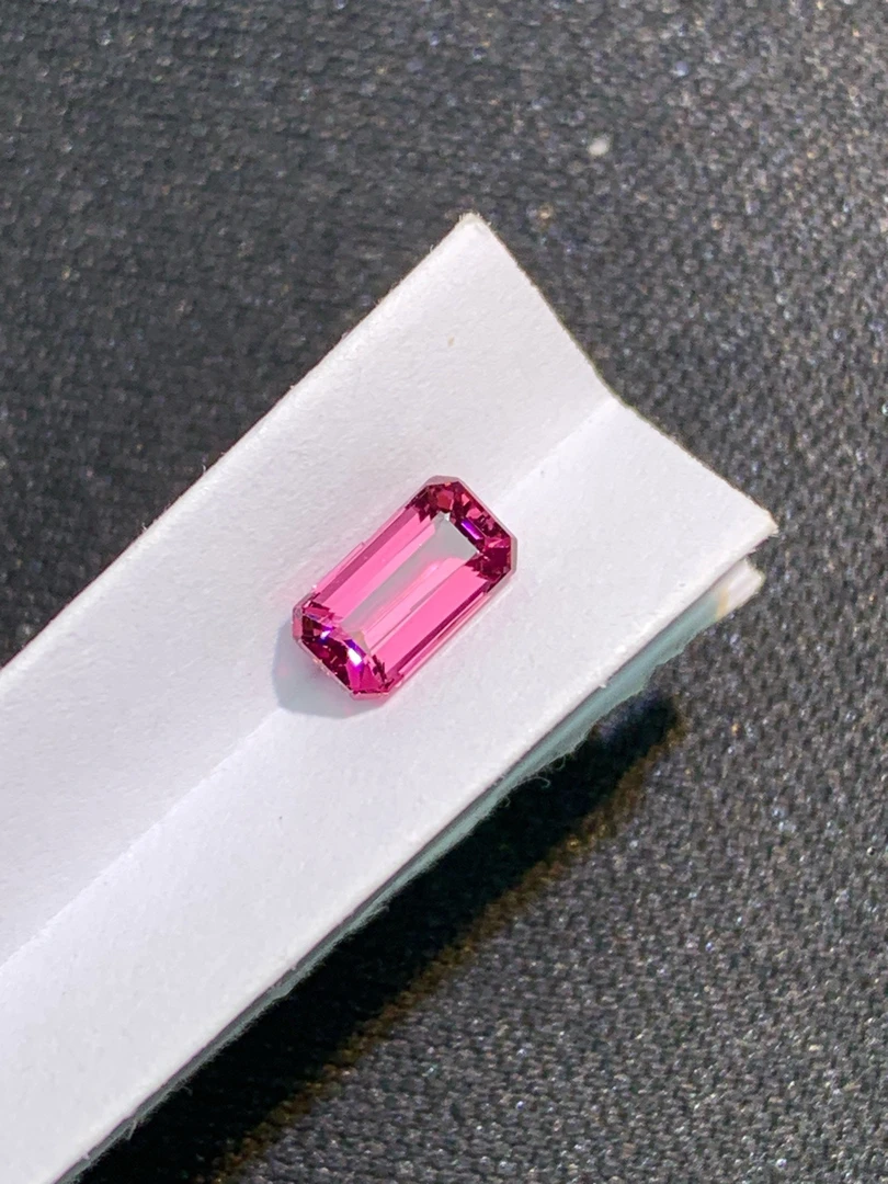 天然粉碧玺裸石0.49克拉