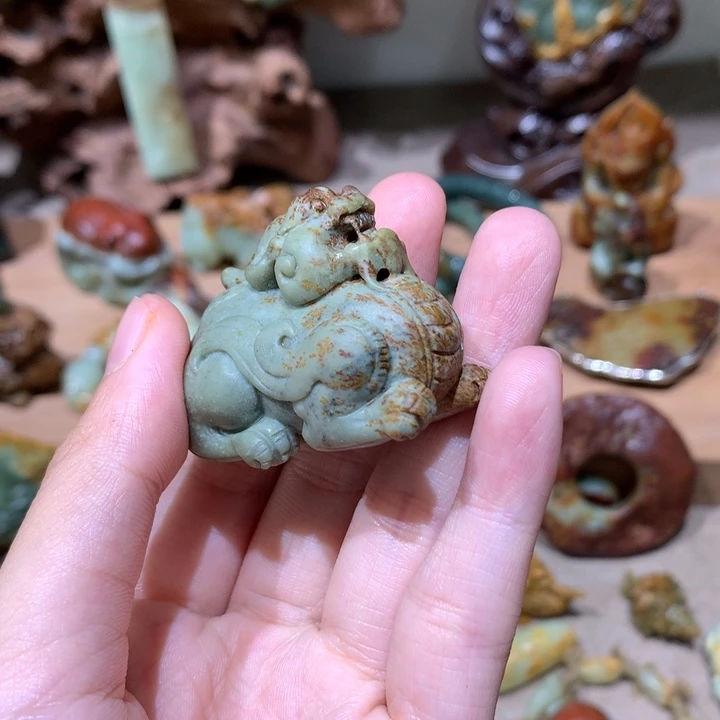 未镶嵌岫岩河磨玉（透闪石质玉）把件