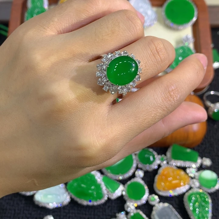 翡翠18K金镶嵌戒指蛋面