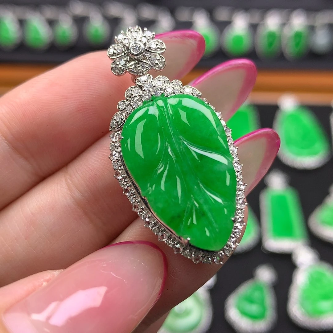 翡翠18K金镶嵌颈饰吊坠