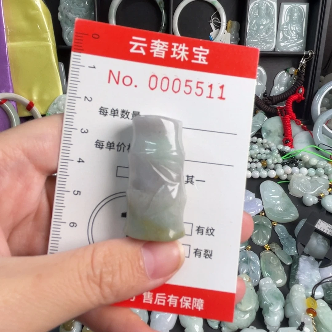 翡翠未镶嵌吊坠(不含链)瑕疵