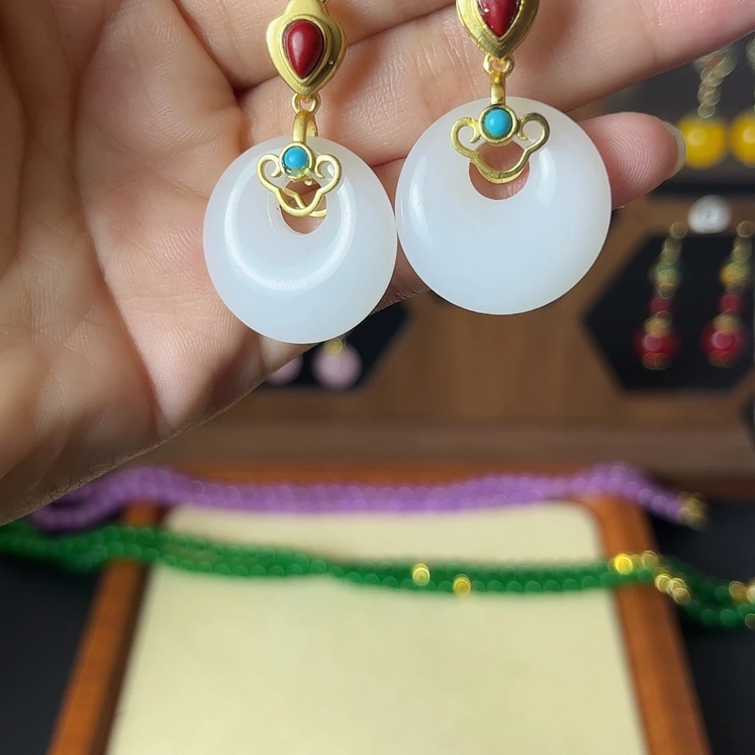 耳饰白色扣子时尚
