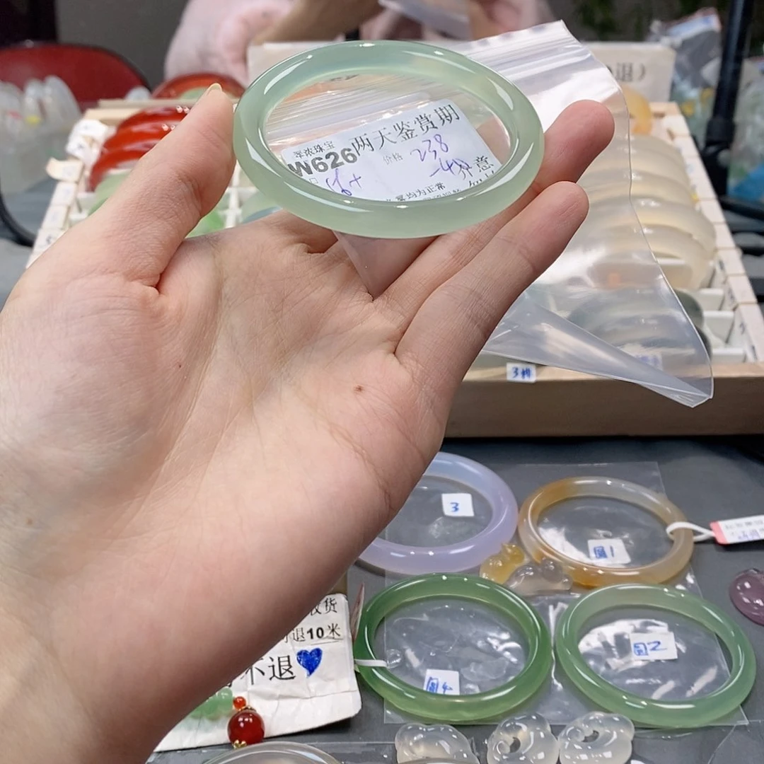 玛瑙/玉髓手镯未镶嵌立*