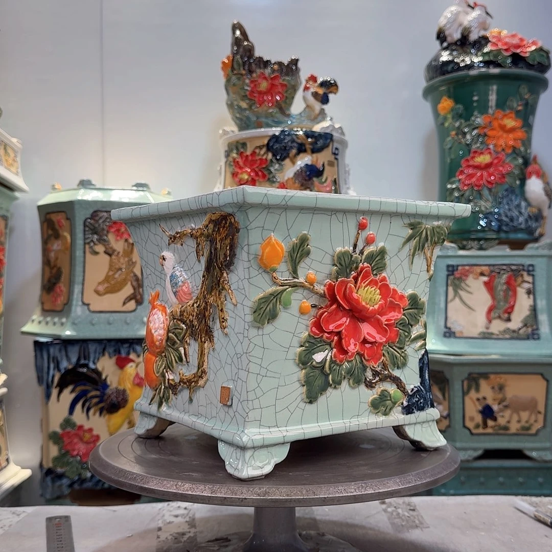 我***。精品店老板在给我们买