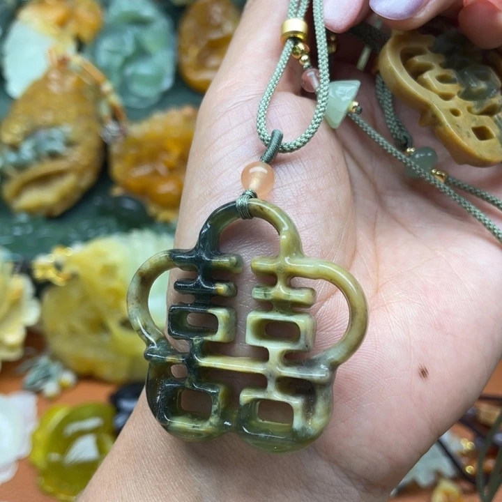 蛇纹石玉未镶嵌吊坠