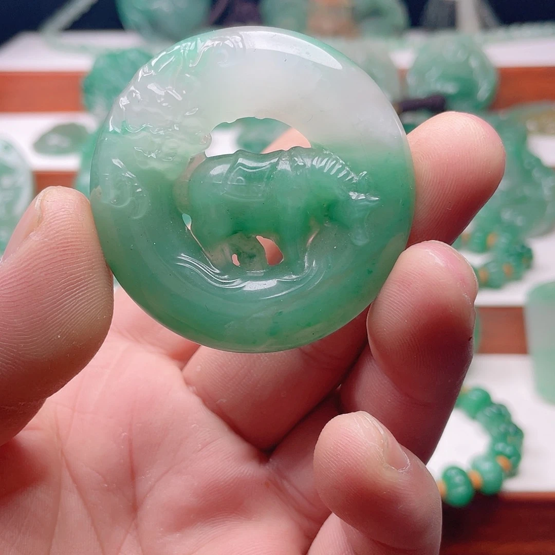 颈饰未镶嵌石英质玉