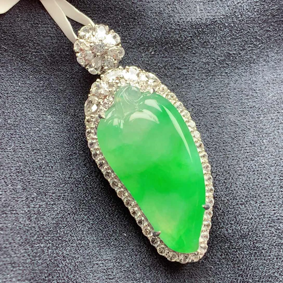 颈饰18K金镶嵌翡翠上新