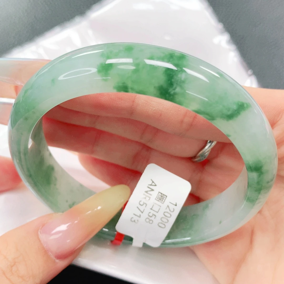 翡翠手镯未镶嵌58。