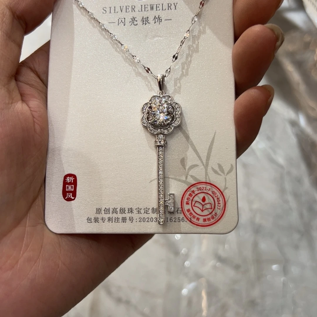 合成碳硅石吊坠925银两克拉钥匙