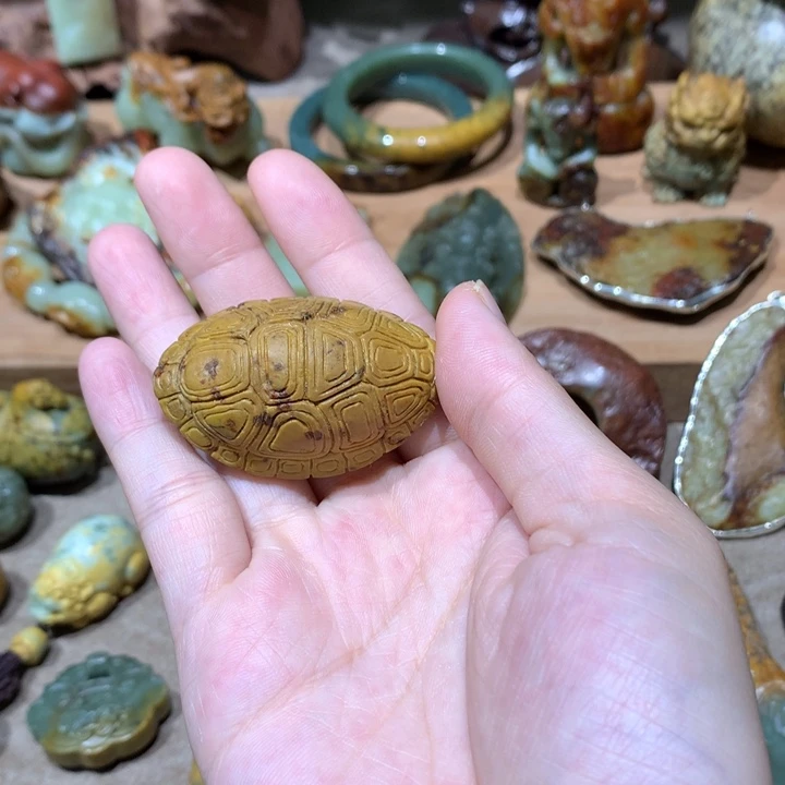 未镶嵌岫岩河磨玉（透闪石质玉）把件