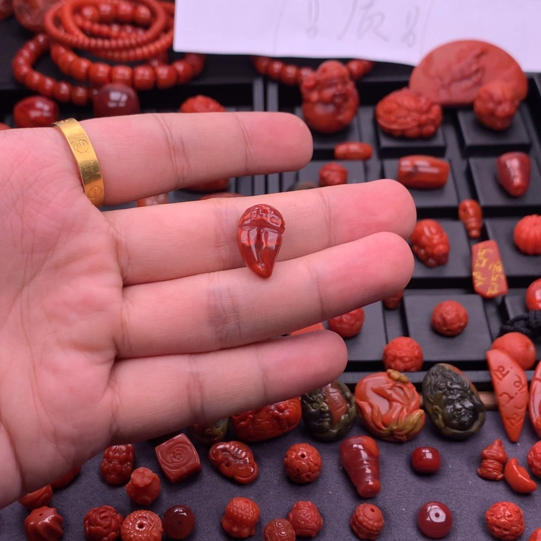 南红玛瑙未镶嵌南红精工雕刻蟹钳吊坠11mm