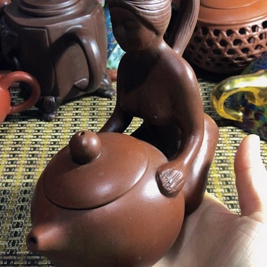 紫砂茶壶原矿泥料手工制作的紫砂壶。