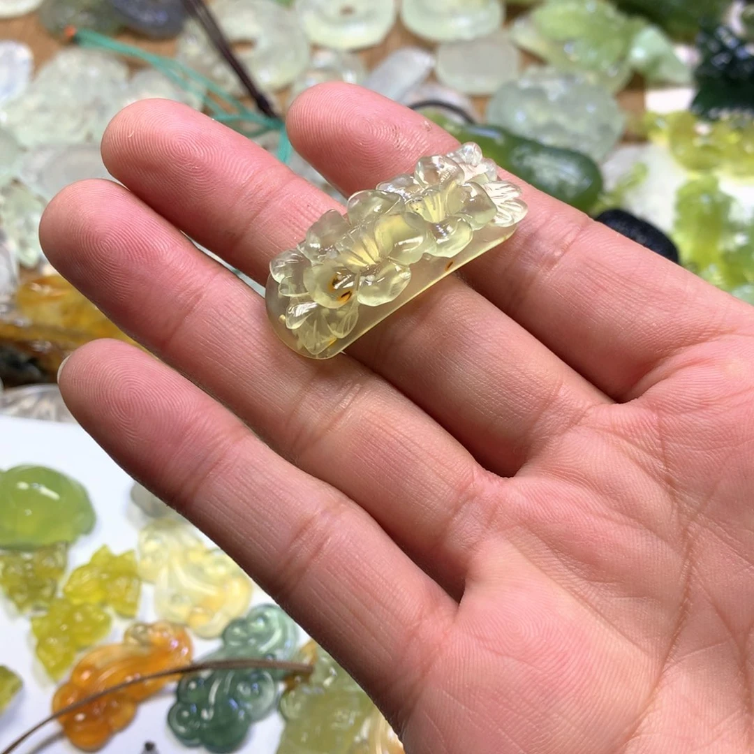 蛇纹石玉颈饰未镶嵌J**n手牌