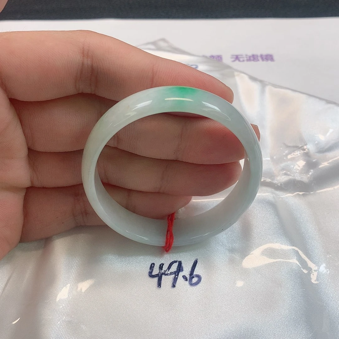 翡翠手镯未镶嵌49-50圈。310号