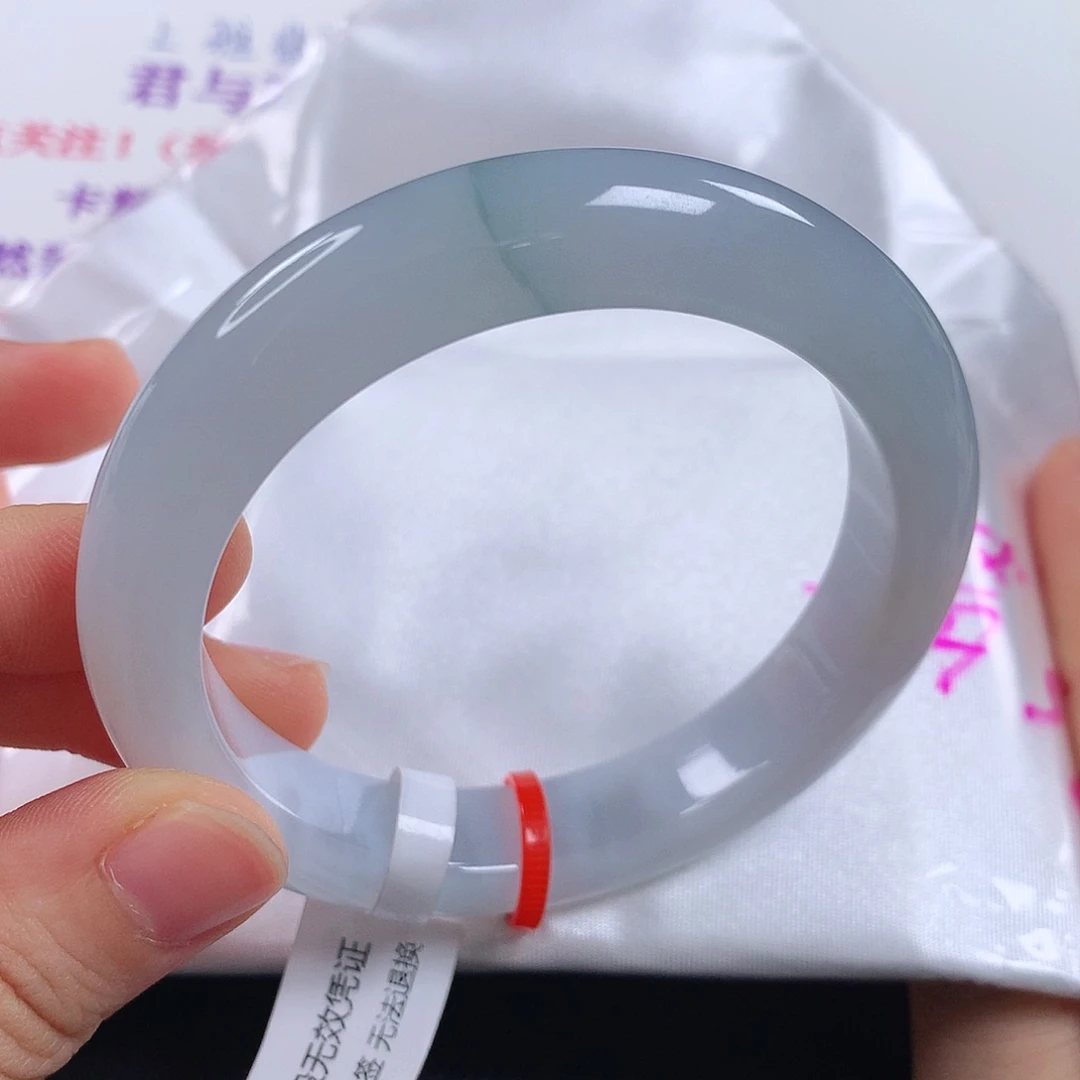 翡翠手镯未镶嵌泊**? 正圈