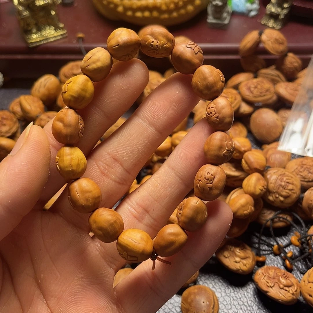 龙纹桃核雕刻瑕疵百福