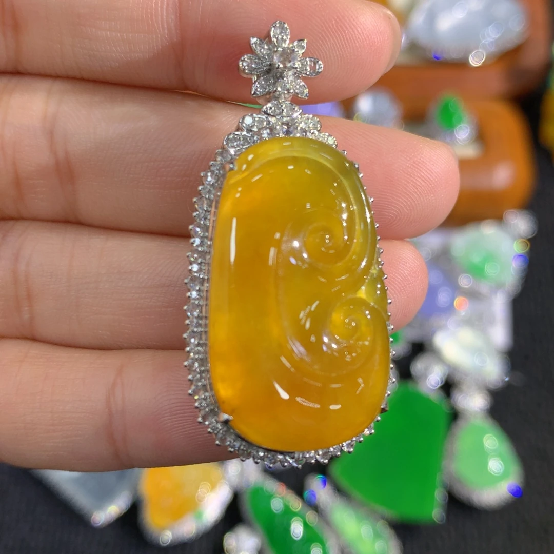 翡翠18K金镶嵌颈饰