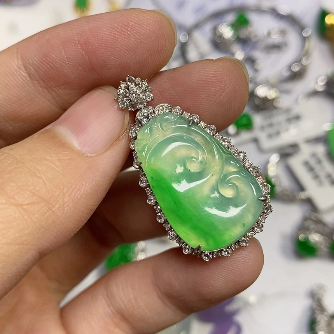 【闪购商品】颈饰18K金镶嵌翡翠吹****刀吊坠