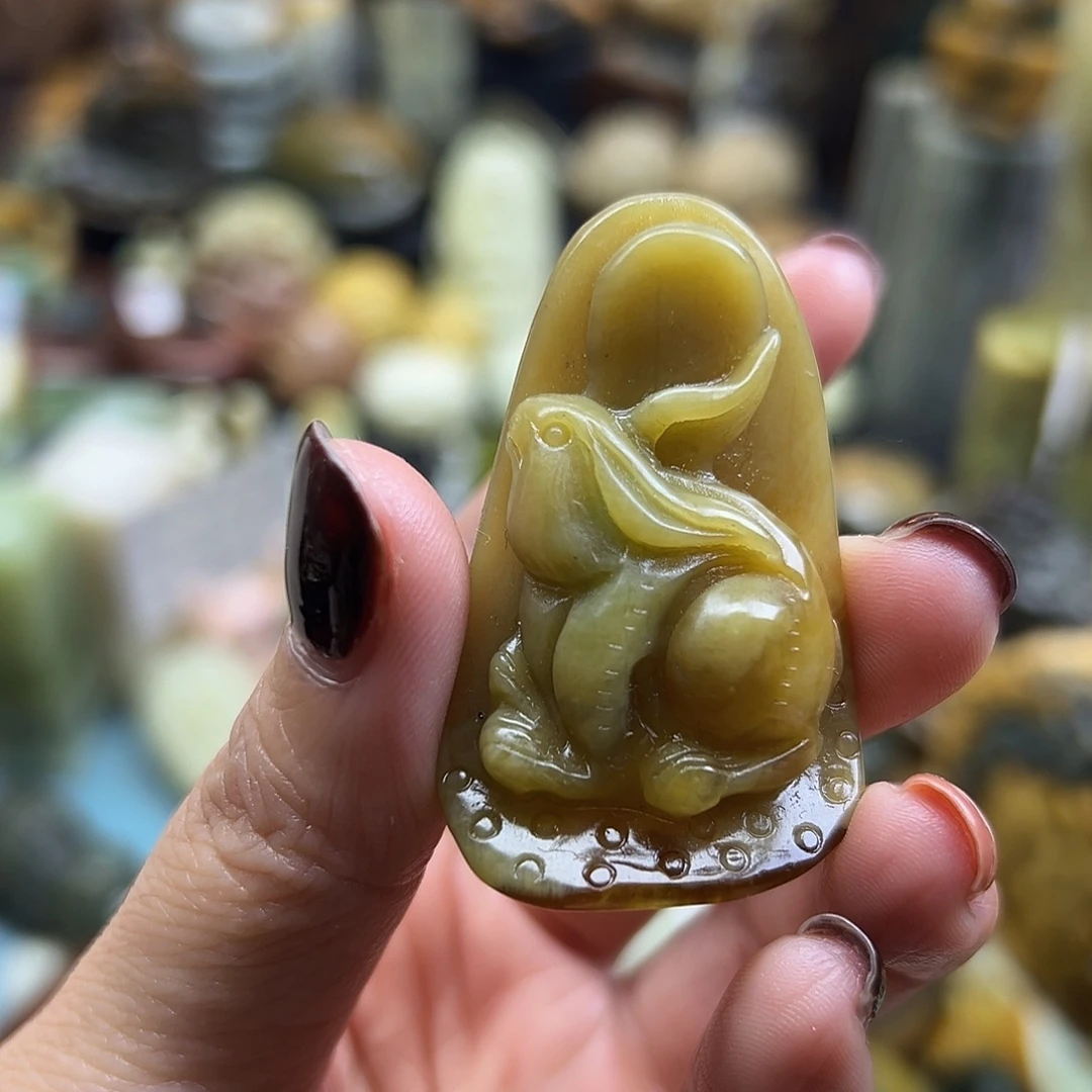 岫玉未镶嵌颈饰花玉兔兔