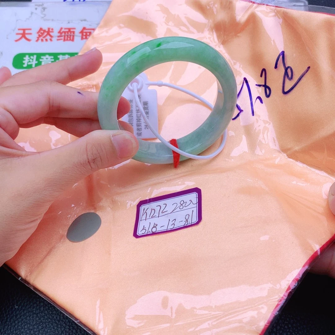 翡翠手镯未镶嵌翡翠