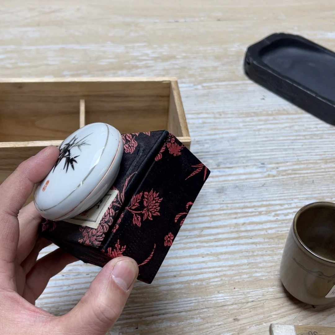 瓷片草****3密密麻麻地排列着一个