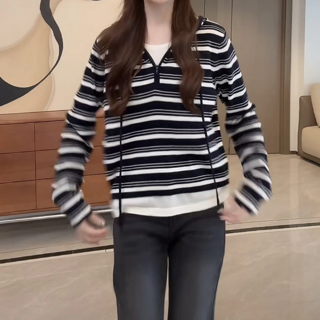 2025早秋设计感时尚舒适显瘦宽松套头半拉链连帽假两件条纹针织衫