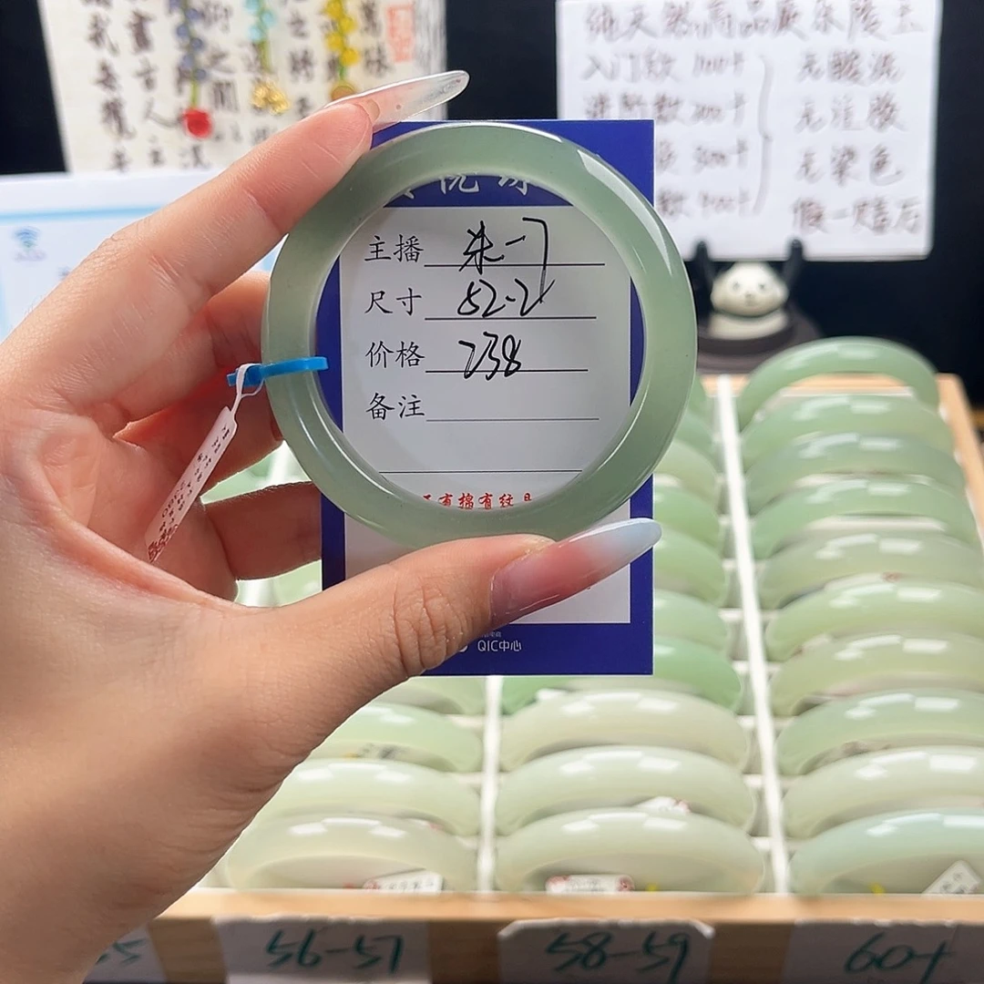 未镶嵌手镯石英质玉茳*