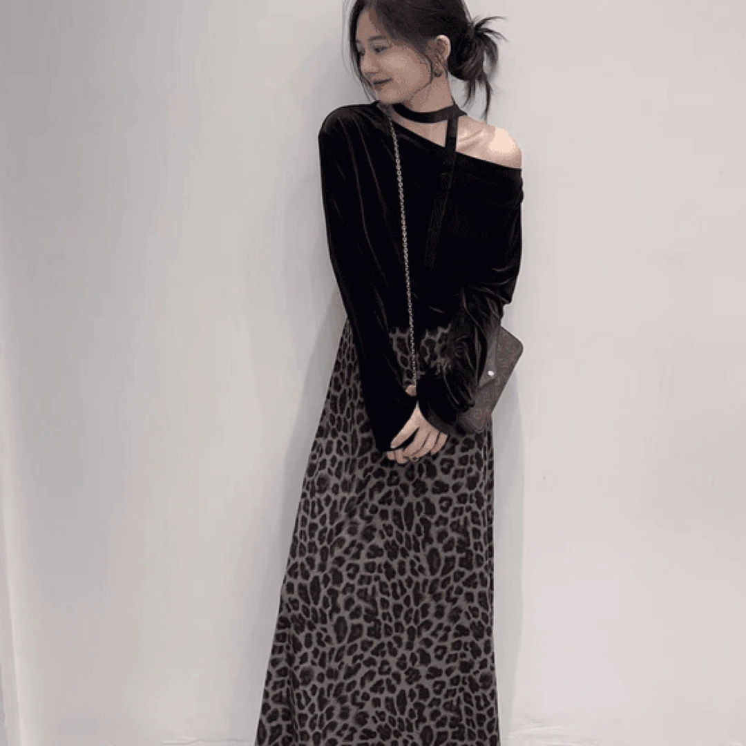 2025秋季新款豹纹半身裙韩系设计感挂脖露肩长袖丝绒上衣女百搭