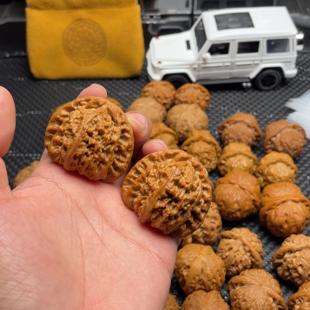 0***_文玩核桃把件白狮子43打底