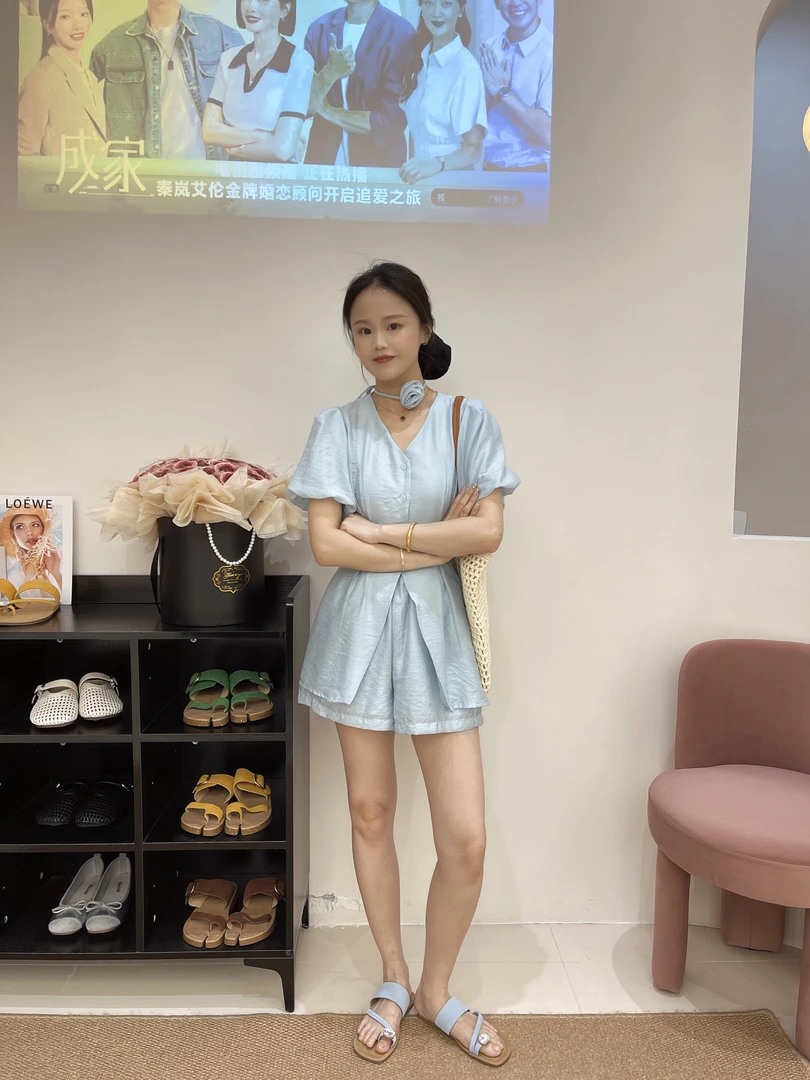 君君家【泡泡】25267时尚波西米亚套装 开叉显瘦上衣+短裤