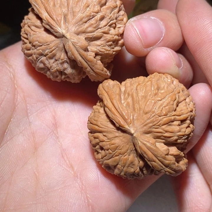 山***乐文玩核桃吊坠有黄狮子瑕疵对