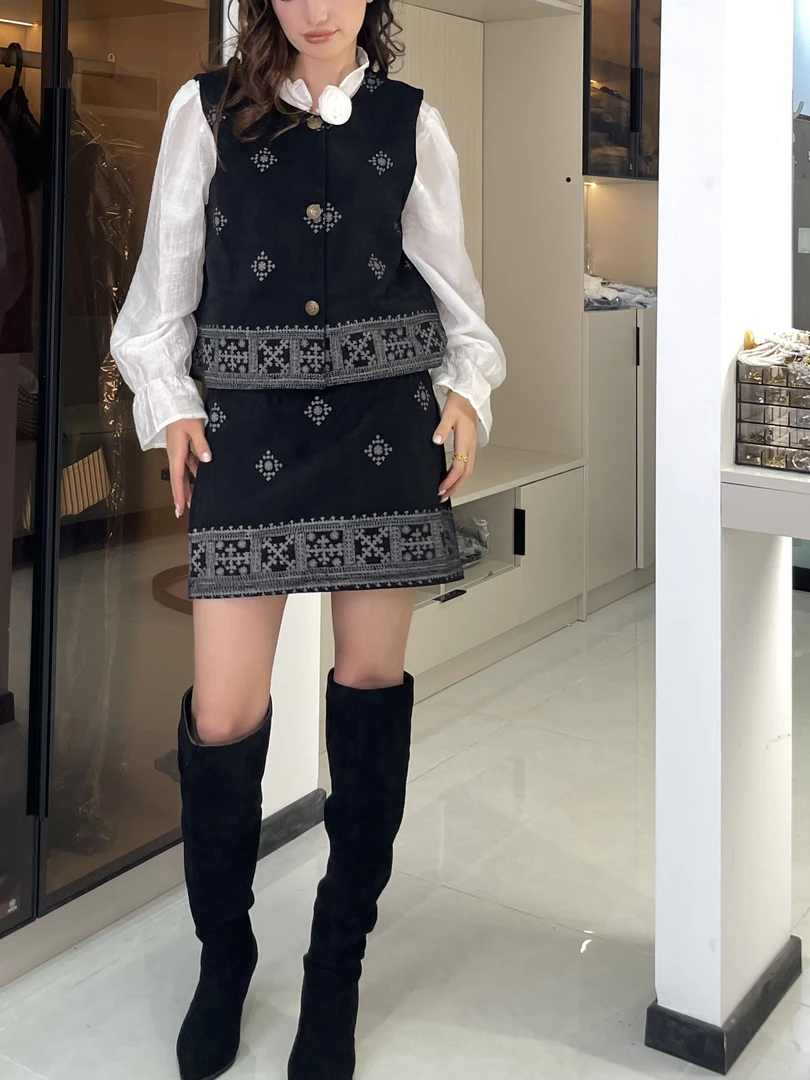 2025新款秋冬时尚灯芯绒轻奢民族风三件套装