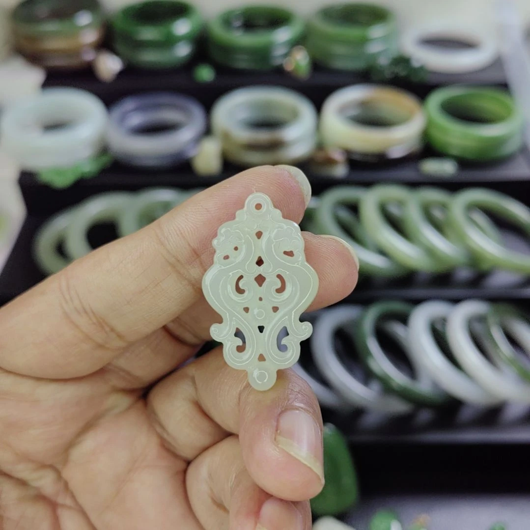 和田玉未镶嵌颈饰