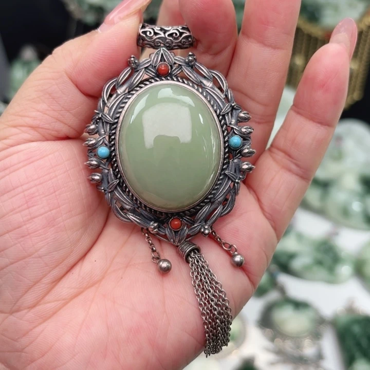 读***白和田玉银S925镶嵌颈饰