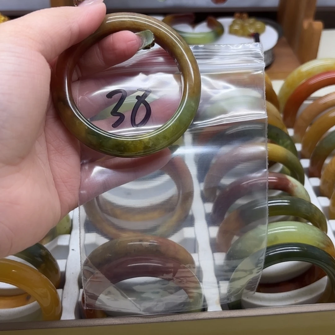 向***浅蛇纹石玉未镶嵌手镯