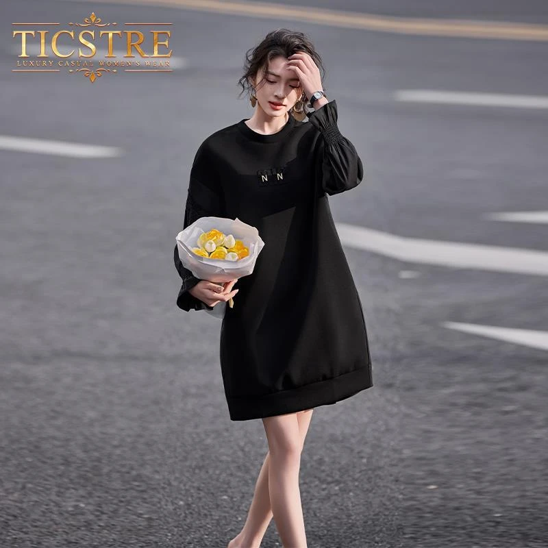 TICSTRE设计感圆领字母点缀卫衣裙2025夏款蕾丝拼接长袖休闲洋装