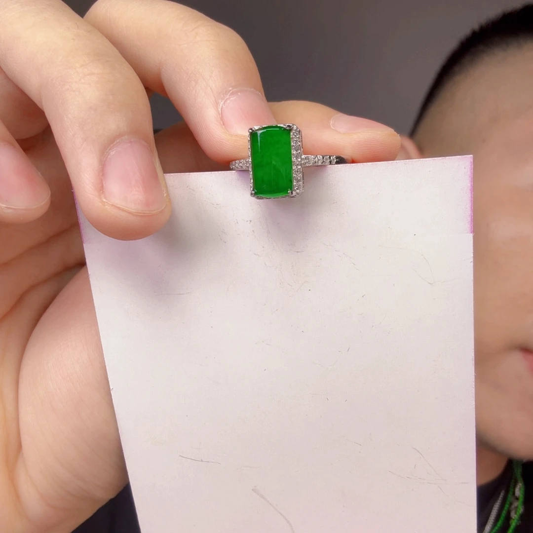 翡翠未镶嵌颈饰一件