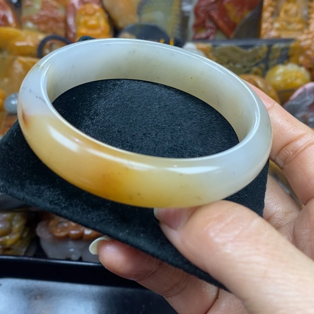 未镶嵌石英质玉（黄龙玉）颈饰