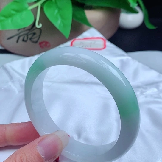 翡翠手镯未镶嵌      正圈55-56 白底青