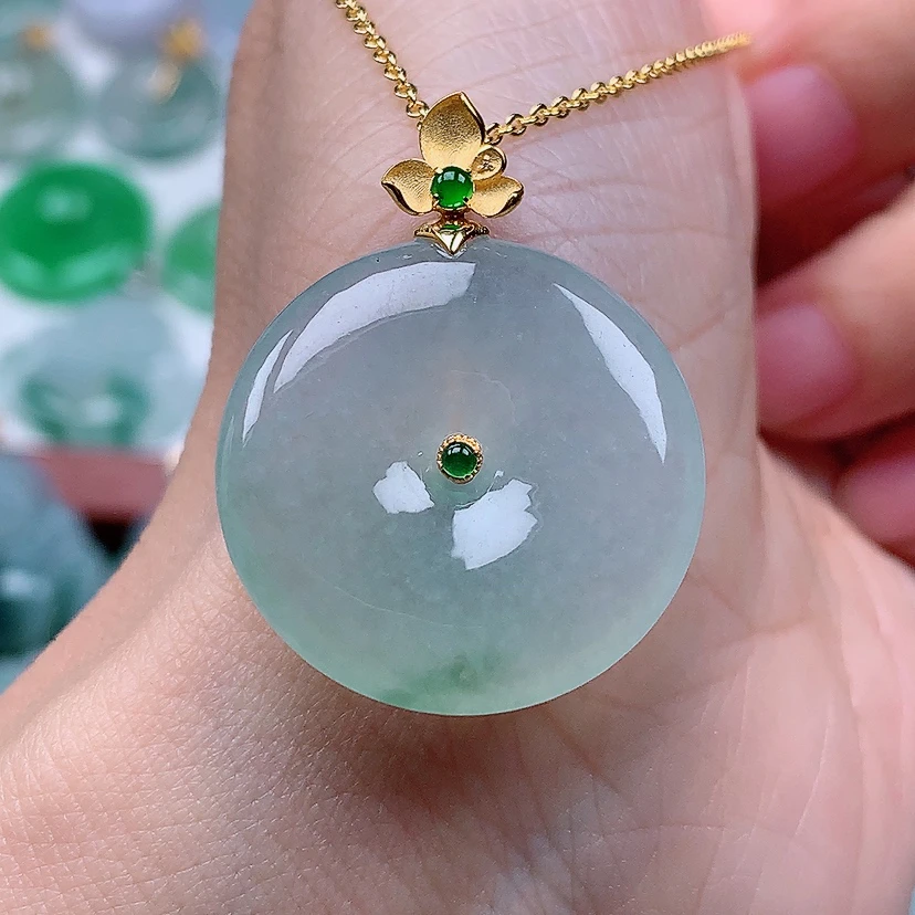 百千翡翠-18k金镶嵌冰润飘绿平安扣吊坠（尺寸26.8*5.8）