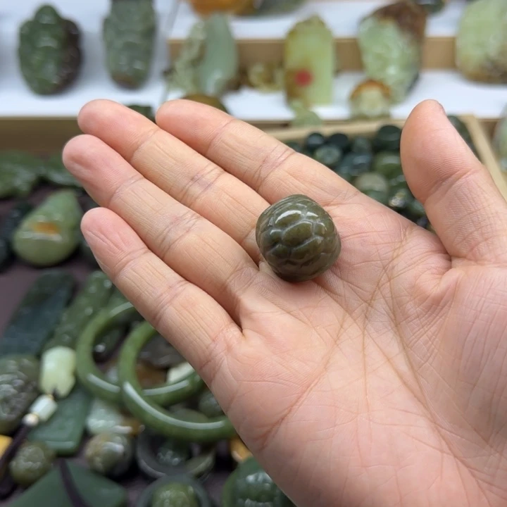 岫岩河磨玉（透闪石质玉）未镶嵌珠宝奇石良**景